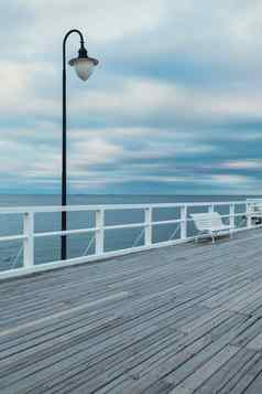 空白色木桥码头美丽的日落天空自然背景背景壁纸多用途海场景白色长椅人格丁尼亚奥洛沃波兰