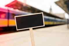 空模型模板黑板上标签散焦背景铁路站机车广告生态运输概念环保模式运输复制空间文本