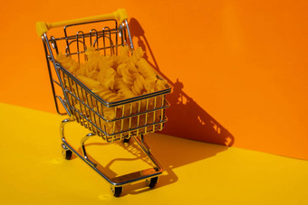购物电车车填满意大利面色彩斑斓的黄色的橙色等角背景复制空间文本食物食品杂货购物价格增加不断上升的食物成本食物危机通货膨胀概念在线购物买购物中心