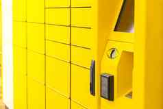 现代黄色的购物储物柜酒吧代码读者堡垒代码移动电话自助服务储物柜细胞现代航运交付概念非接触式自动化邮政盒子包裹储物柜