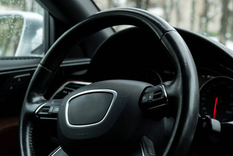 黑色的奢侈品现代车室内操舵轮转变杆<strong>指示</strong>板细节自动齿轮坚持部分皮革座位缝合气候控制速度计