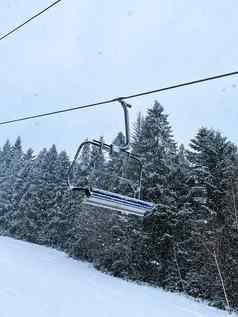 滑雪电梯雪山冬天森林椅子电梯滑雪度假胜地冬天雪天气滑雪假期冬天体育运动户外活动户外旅游