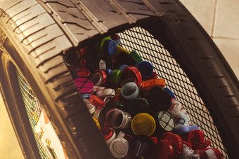 公共的地方收集车轮胎完整的色彩斑斓的塑料瓶杯一些浪费塑料盖子回收收集瓶帽环境概念塑料瓶帽左瓶收集回收重用