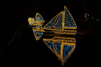 小船只船假期照亮装饰奥利瓦公园格但斯克波兰美丽的圣诞节公平晚上出现冬天时间欧洲背景圣诞节市场12月