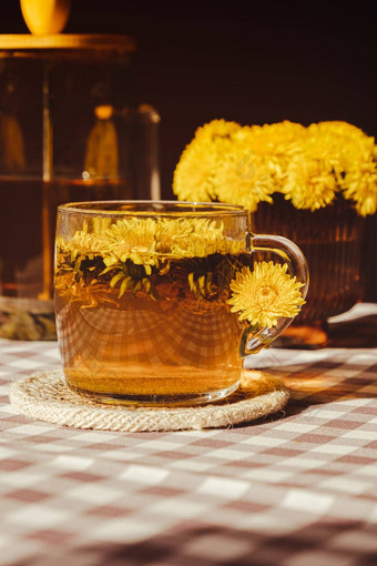 蒲公英花健康的茶玻璃茶壶玻璃杯表格美味的Herbal热茶新鲜的蒲公英花首页夏天一天绿色清算花束蒲公英花瓣