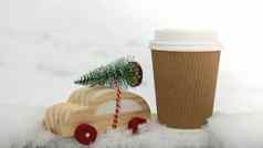 木车携带圣诞节树纸杯模拟咖啡热巧克力雪复制空间文本玩具车雪景观快乐圣诞节快乐一年概念