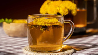 蒲公英花健康的茶玻璃茶壶玻璃杯表格美味的Herbal热茶新鲜的蒲公英花首页夏天一天绿色清算花束蒲公英花瓣
