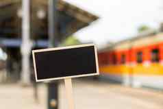 空模型模板黑板上标签散焦背景铁路站机车广告生态运输概念环保模式运输复制空间文本