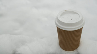 热气候变暖喝生态纸杯模拟纸板咖啡茶杯雪冬天一天复制空间浪费回收杯白色白雪覆盖的场