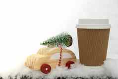 木车携带圣诞节树纸杯模拟咖啡热巧克力雪复制空间文本玩具车雪景观快乐圣诞节快乐一年概念
