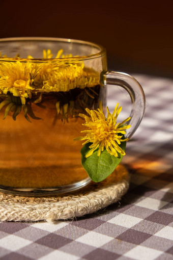 蒲公英花健康的茶玻璃杯表格Herbal医学美味的噻吩茶新鲜的黄色的开花蒲公英花内部茶杯绿色清算输液野花生态友好的有机