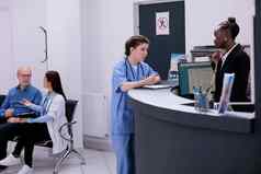 护士站计数器桌子上讨论接待员检查访问任命医院