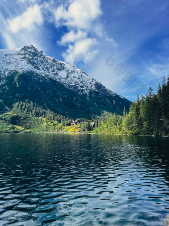 海产的奥科湖雪山小屋波兰的塔特拉山扎科帕内波兰美丽的绿色山山黑暗云反射湖海产的奥科湖