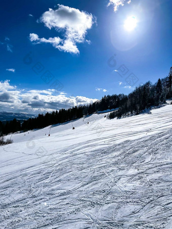 滑雪者滑雪下坡冬天度假<strong>胜地</strong>山滑雪者单板滑雪骑山滑雪者电梯喀尔巴阡山高山滑雪度假<strong>胜地</strong>雄伟的雪冬天高山景观乌克兰