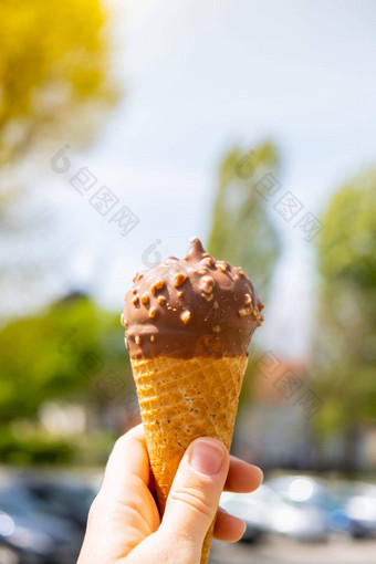女手持有美味的美国香草巧克力冰奶油美味的自制的冰淇淋意式冰激凌华夫格锥谷蛋白免费的素食主义者乳制品免费的