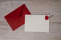 问候邀请卡模拟红色的信封木背景浪漫的小心情人节一天空白纸卡复制空间文本假期早....