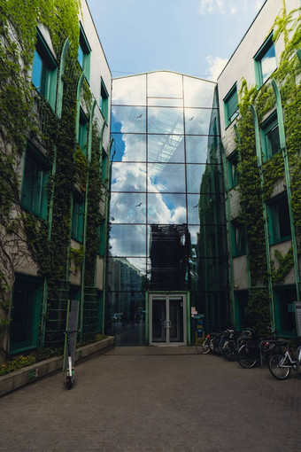 华沙波兰植物花园屋顶华沙大学图书馆现代体系结构绿色植物可持续发展的建筑体系结构未来主义的亲生物设计生态绿色现代建筑现代花园植物