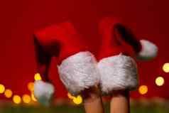 手指穿着圣诞老人的红白帽子快乐手指代表社会网络红色的背景快乐家庭庆祝概念圣诞节年一天手指夫妇