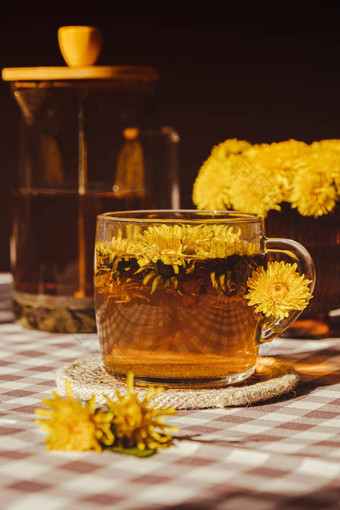 蒲公英花健康的茶玻璃茶壶玻璃杯表格美味的Herbal热茶新鲜的蒲公英花首页夏天一天绿色清算花束蒲公英花瓣