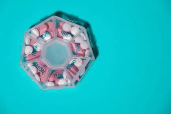 组织者每周照片蓝色的背景复制空间文本特写镜头医疗药丸盒子剂量平板电脑每天医学白色粉红色的药物胶囊每天维生素首页健康护理疾病治愈