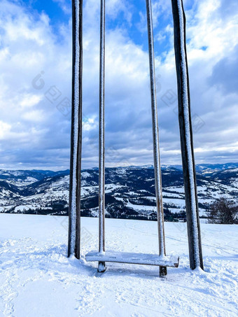 滑雪摇摆不定的雪山冬天森林椅子电梯滑雪度假胜地冬天雪天气滑雪假期冬天体育运动户外活动户外旅游