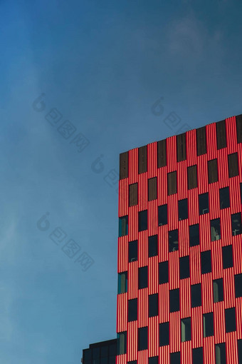 现代办公室建筑外玻璃外观清晰的天空背景生动的颜色透明的玻璃墙办公室建筑红色的粉红色的装饰元素外观现代欧洲建筑商业办公室建筑摘要