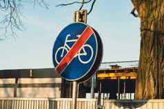 结束路自行车禁止标志自行车路标志自行车车手骑自行车的人允许蓝色的街标志特写镜头自行车法律规定自行车周期区骑自行车允许简单的摘要概念标志指示禁止