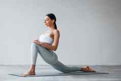 瑜伽练习女人运动型苗条的身体类型内衣工作室