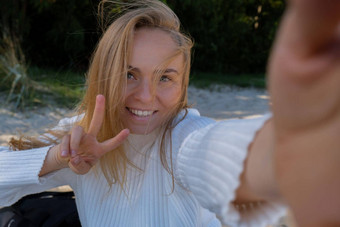 肖像快乐年轻的女人自拍海滩海海洋微笑相机使视频调用影响者内容创造者社会媒体休闲自然幸福团结自然健康正念假期技术图片