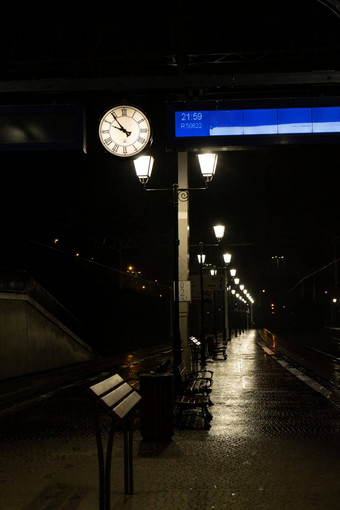 晚上视图城市铁路站空铁路站晚上平台时钟铁路站晚上雨天气