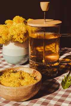 准备蒲公英花健康的茶玻璃杯表格Herbal医学美味的噻吩茶新鲜的黄色的开花蒲公英花内部茶杯绿色清算输液野花生态友好的有机