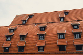 角落里老<strong>虎</strong>红色的屋顶城市棕色（的）<strong>金</strong>属瓷砖屋顶欧洲房子窗户典型的欧洲砖屋顶窗户