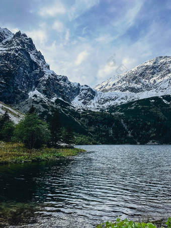 海产的奥科湖雪山小屋波兰的塔特拉山扎科帕内波兰美丽的绿色山山黑暗云反射湖海产的奥科湖