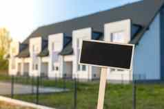 空白黑色的广告牌公寓家庭房子空模型模板黑板上标签townhome复制空间横幅文本多户型房子概念租金价格房子购买房子