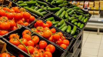 展示范围水果<strong>超市</strong>出售食物零售新鲜的西红柿黄瓜存储货架上有机在本地种植食物成熟的健康的蔬菜概念<strong>超市</strong>购买饮食食物