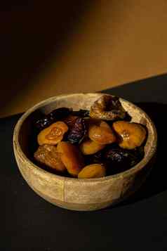 生态木碗混合干水果杏子李子无花果健康的食物生活方式素食主义者甜点零食阴影等角