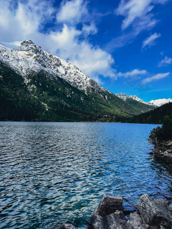 海产的奥科湖雪山小屋波兰的塔特拉山扎科帕内波兰美丽的绿色山山黑暗云反射湖海产的奥科湖