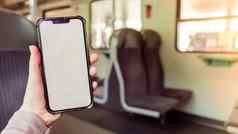 女手持有白色屏幕电话火车社会网络工作旅行电话空白复制空间屏幕文本消息应用程序智能手机白色屏幕模拟显示