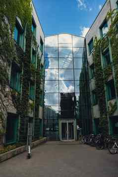华沙波兰植物花园屋顶华沙大学图书馆现代体系结构绿色植物可持续发展的建筑体系结构未来主义的亲生物设计生态绿色现代建筑现代花园植物