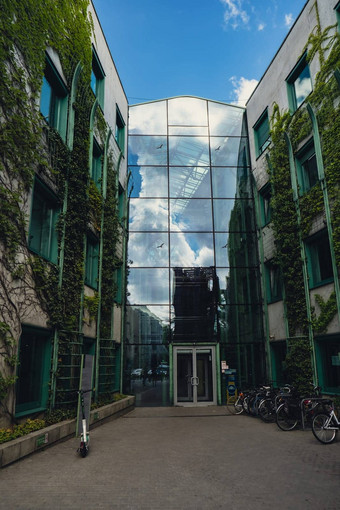 华沙波兰植物花园屋顶华沙大学<strong>图书馆</strong>现代体系结构绿色植物可持续发展的建筑体系结构未来主义的亲生物设计生态绿色现代建筑现代花园植物