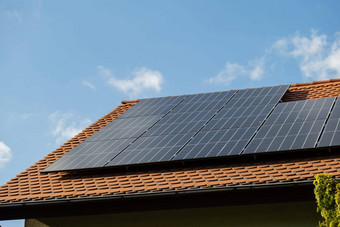 生态<strong>房子太阳能</strong>面板替代传统的能源电池带电<strong>太阳能</strong>细胞广告绿色能源可持续发展的生活可再生