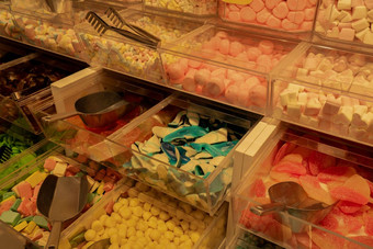 色彩斑斓的糖果罐子大选择糖果糖果商店耐嚼的果酱小焦糖各种各样的橡皮糖糖果