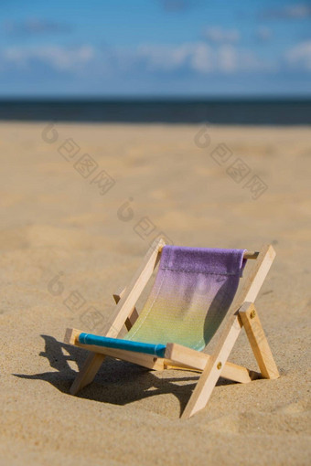 阳光明媚的<strong>假期</strong>海滩沙子海滩配件太阳懒人站海木海滩椅子夏天<strong>假期假期</strong>概念复制空间