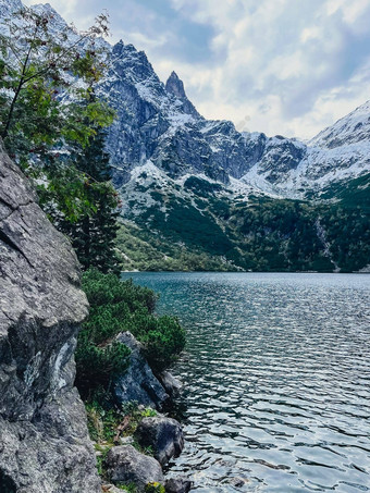 海产的奥科湖雪山小屋波兰的塔特拉山扎科帕内波兰美丽的绿色山山黑暗云反射湖海产的奥科湖