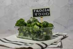 冻食物西兰花小花黑板上标签文本冻食物自制的收获概念长袜蔬菜冬天存储健康的食物
