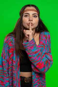 年轻的女人按手指嘴唇使沉默手势标志告诉秘密停止流言蜚语