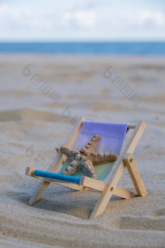 阳光明媚的假期海滩沙子海滩配件海贝壳海明星太阳<strong>懒人</strong>站海海洋背景木海滩椅子夏天假期假期