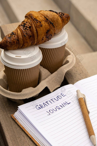 写作感激之情<strong>杂志</strong>木板凳上咖啡羊角面包早....例程今天感激的发现<strong>杂志</strong>反射有创意的写作增长个人发展概念幸福精神上的健康考虑到整体健康实践