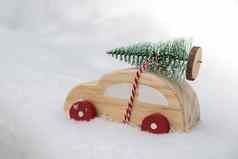 木车携带圣诞节树雪复制空间文本玩具车雪景观快乐圣诞节快乐一年概念