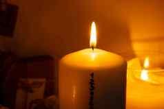 蜡烛出现日历传统的燃烧圣诞节蜡蜡烛数字计数圣诞节美丽的出现首页节日烛光黑暗背景